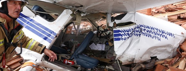 Avião colidiu com telhado na Áustria pouco após decolar de aeroporto — Foto: Divulgação Bombeiros Reutte