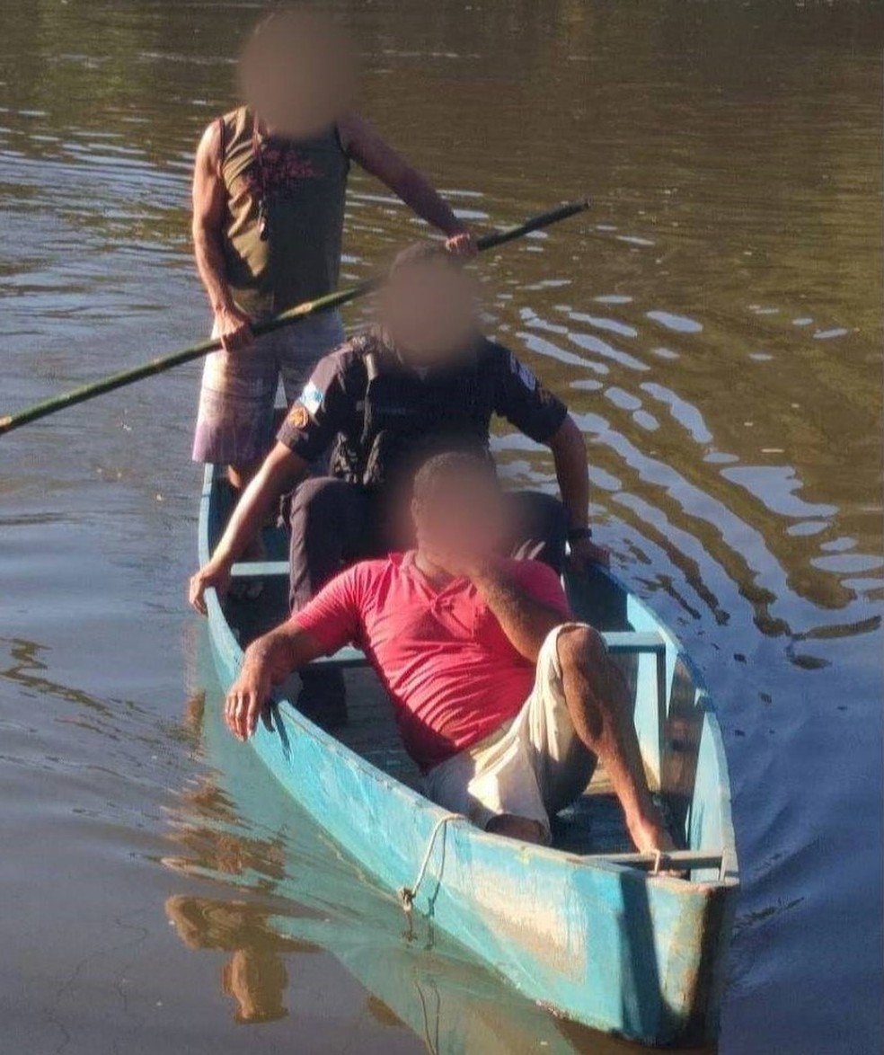 Policiais encontraram o homem no Rio Pomba e o encaminharam para a delegacia â€” Foto: ReproduÃ§Ã£o/Folha Itaocarense