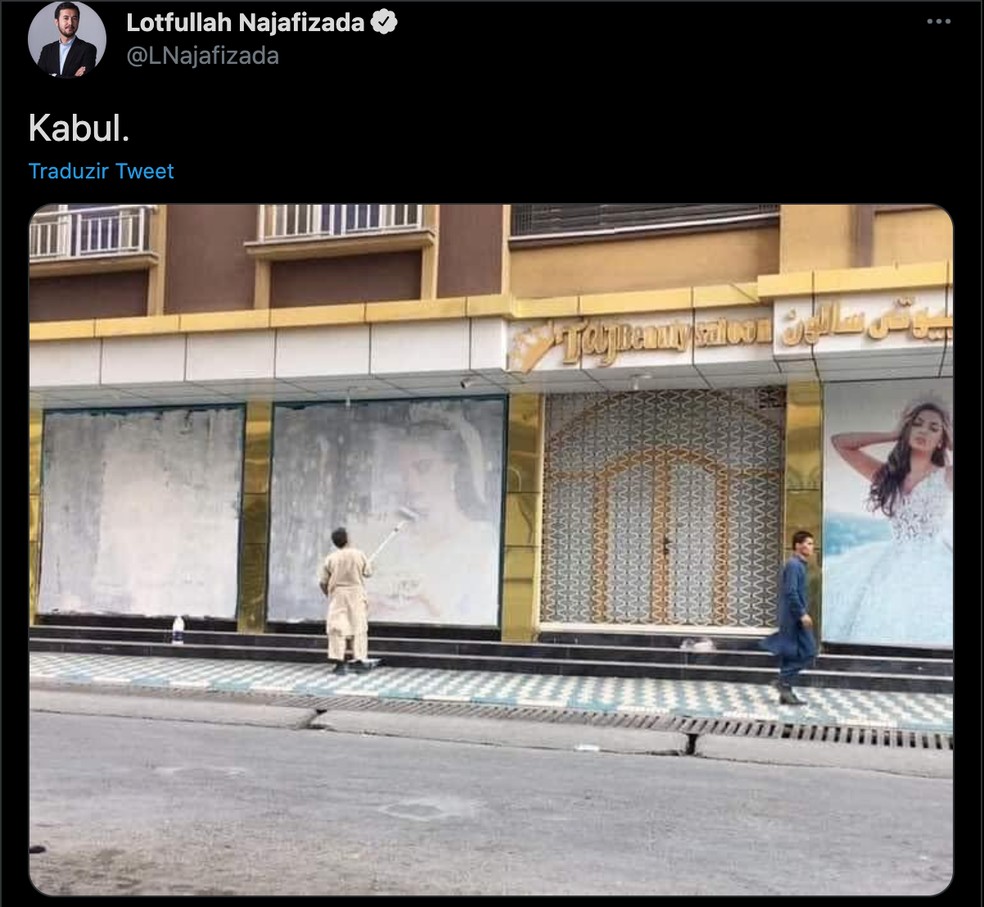 Imagem sem data publicada em rede social mostra uma fachada de loja sendo repintada — Foto: Reprodução/Twitter/Lotfullah Najafizada