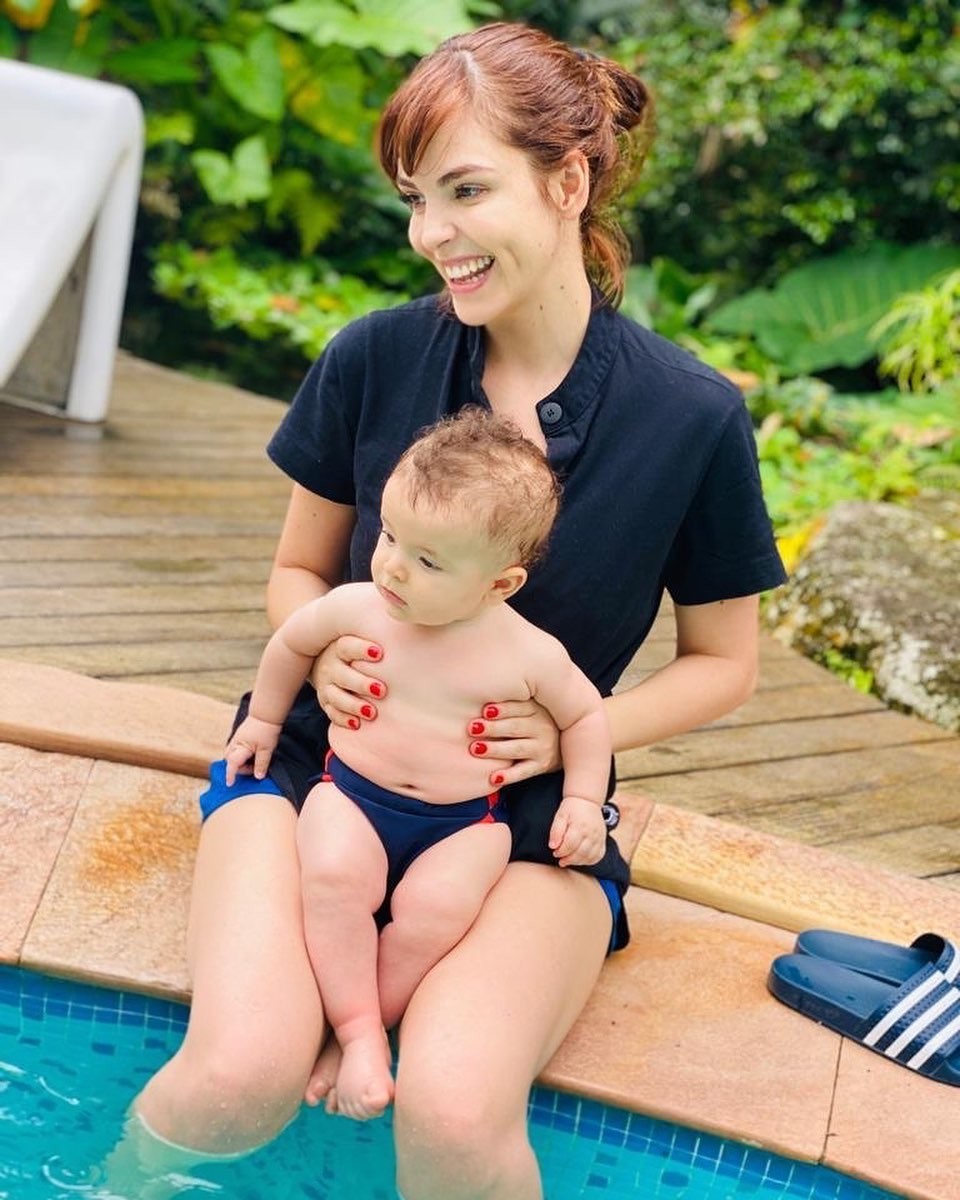 Titi Müller posa ao lado de Benjamin na piscina: "não tenho estruturas" (Foto: Instagram)