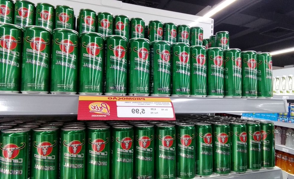 Latas de Carabao na prateleira: cena rara nos mercados brasileiros — Foto: Fred Gomes 