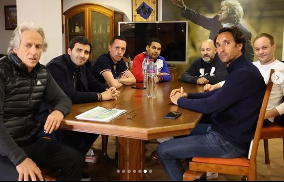 Jorge Jesus e sua comissão técnica: treinador português está sem clube há quatro meses — Foto: Instagram/Jorge Jesus