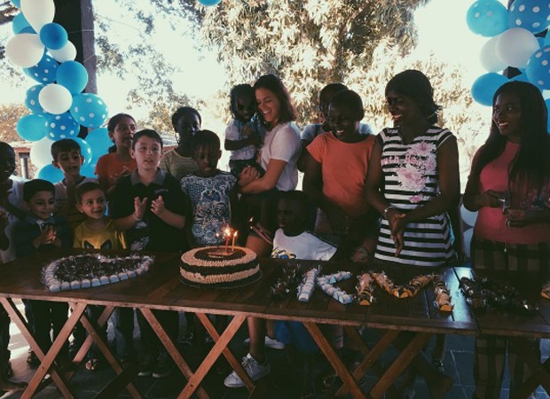 Bruna Marquezine comemora aniversário com criança de centro de refugiados (Foto: Reprodução/Instagram)