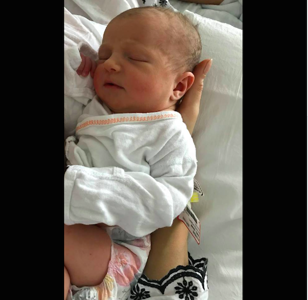 A pequena Lua Izzy, primeira neta do ator Michael Douglas (Foto: Facebook)