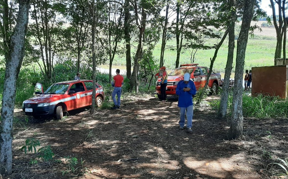 Homem de 55 anos estava em um barco com dois amigos quando sofreu o acidente em Palmital — Foto: Adolfo Lima/TV TEM