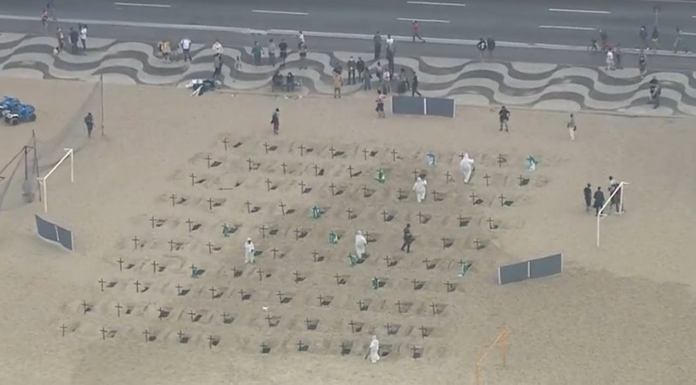 ONG faz protesto na praia de Copacabana contra postura do governo diante da pandemia — Foto: Reprodução / TV Globo