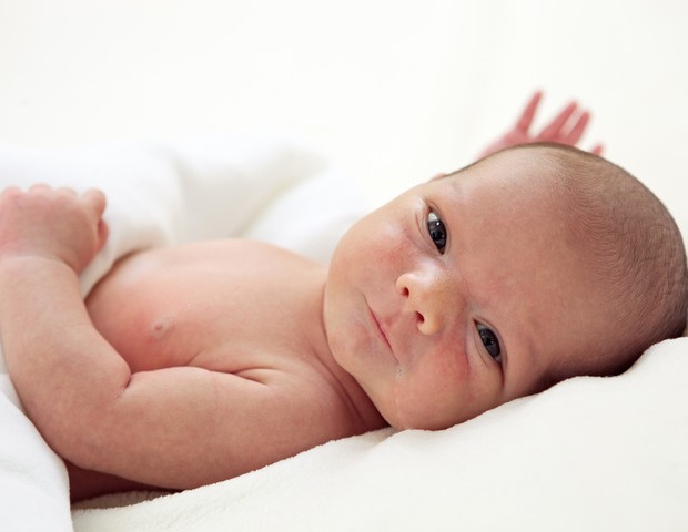 Bebê recém-nascido deitado na cama (Foto: Shutterstock)