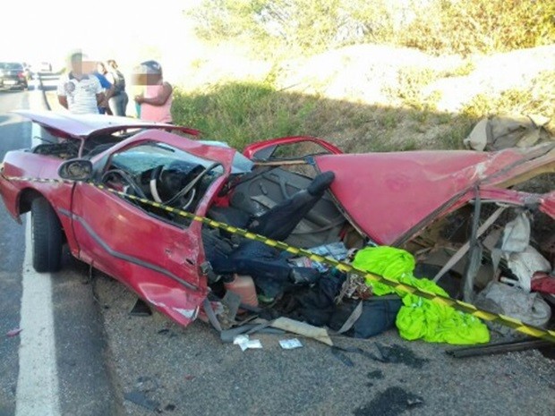 Carro invadiu a contramão na BR-232; três pessoas morreram (Foto: Divulgação/PRF)