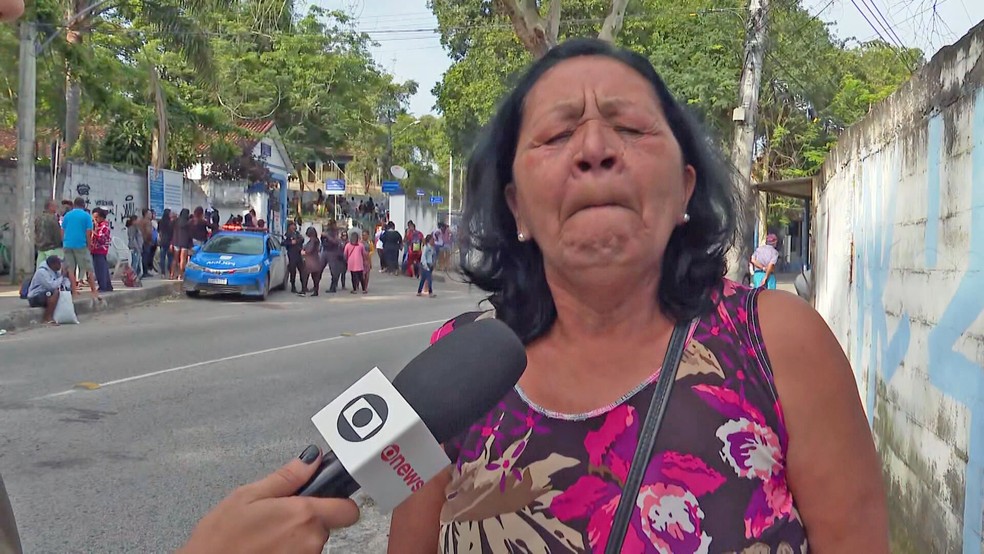 Cleonice chora por não conseguir atendimento no Cras de Guaratiba — Foto: Reprodução/TV Globo