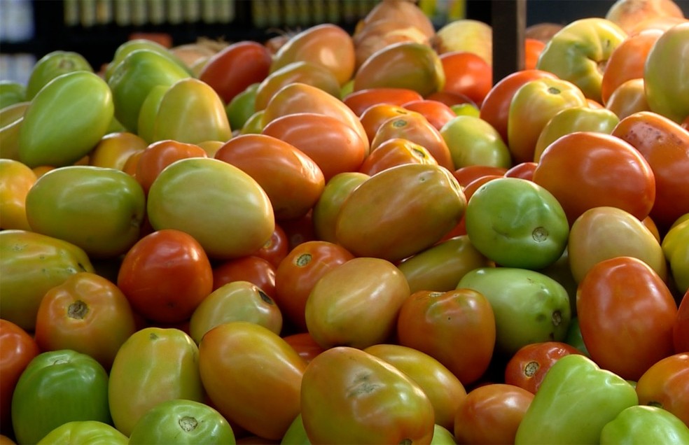 Tomate foi o produto que mais contribuiu com reduÃ§Ã£o do preÃ§o na  â Foto: ReproduÃ§Ã£o/TV Fronteira