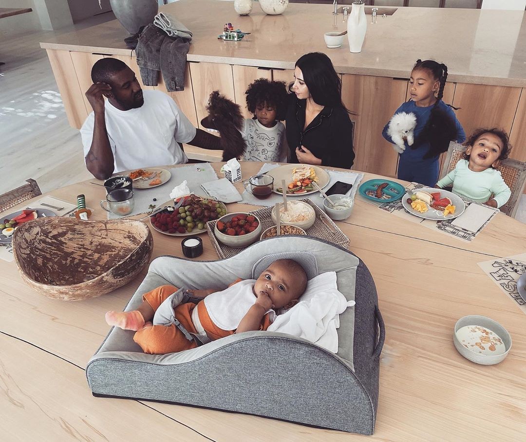 Kim Kardashian e Kanye West em café da manhã com os filhos reunidos (Foto: Reprodução/Instagram)