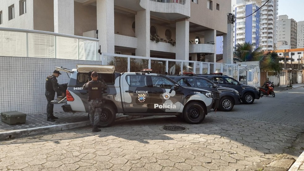 Grupo de Ações Táticas Especiais foi acionado após explosivos serem encontrados em endereço no litoral paulista — Foto: Nina Barbosa/TV Globo