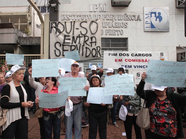 Servidores protestam na porta do Instituto de Previdência em Ribeirão Preto, SP (Foto: Weber Sian/Jornal A Cidade)