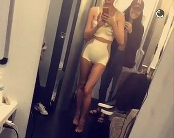 A modelo Chrissy Teigen ao lado de uma amiga (Foto: Snapchat)
