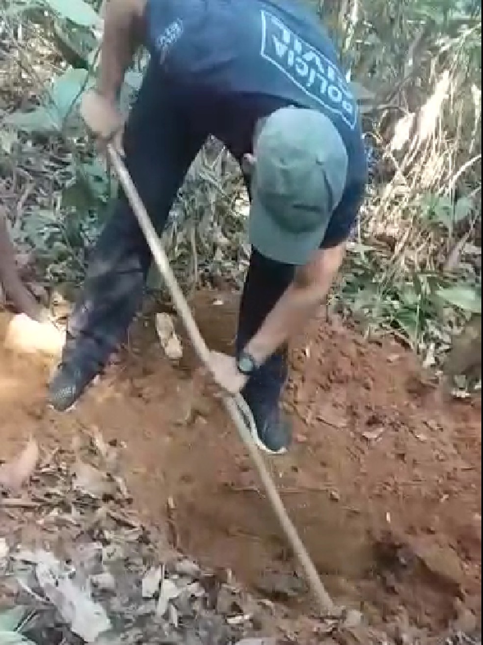 Corpo foi encontrado em uma cova rasa em Sena Madureira â Foto: ReproduÃ§Ã£o