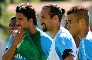 Dilema sobre ataque gringo divide até centroavantes históricos do Grêmio