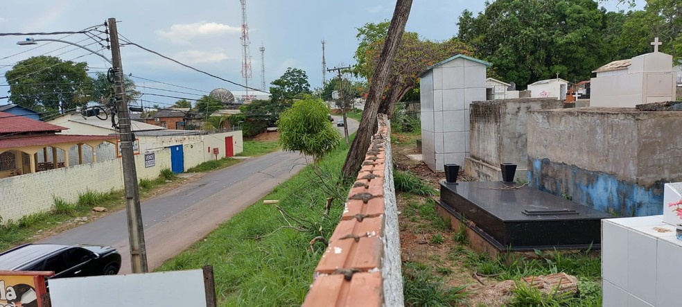 Situação no Cemitério São João Batista também é de falta de manutenção — Foto: Murilo Lima/Rede Amazônica