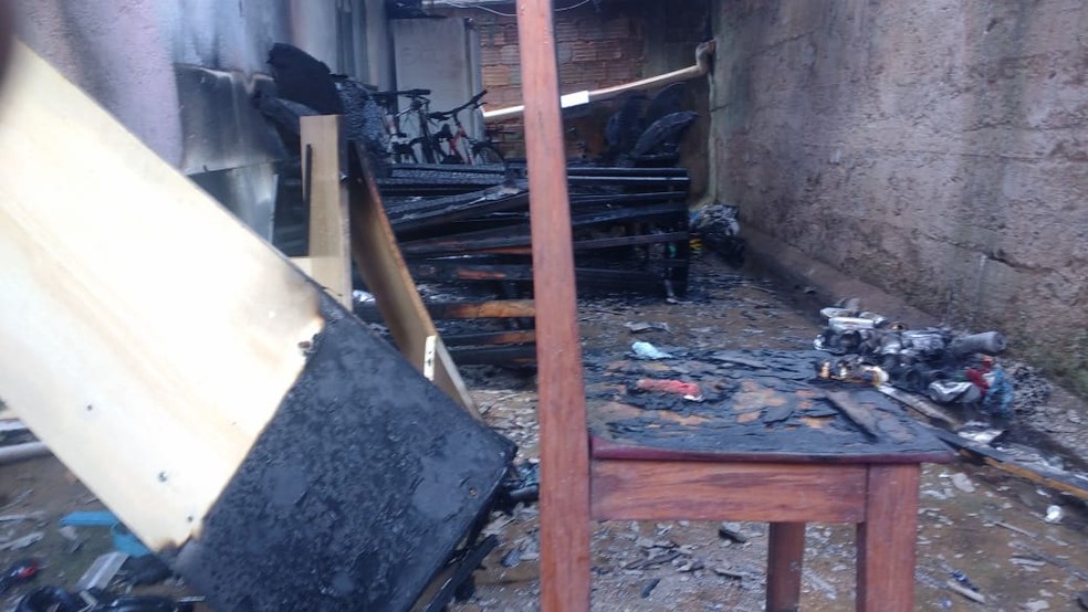 Casa atingida por incêndio em Alfredo Vasconcelos — Foto: Corpo de Bombeiros/Divulgação