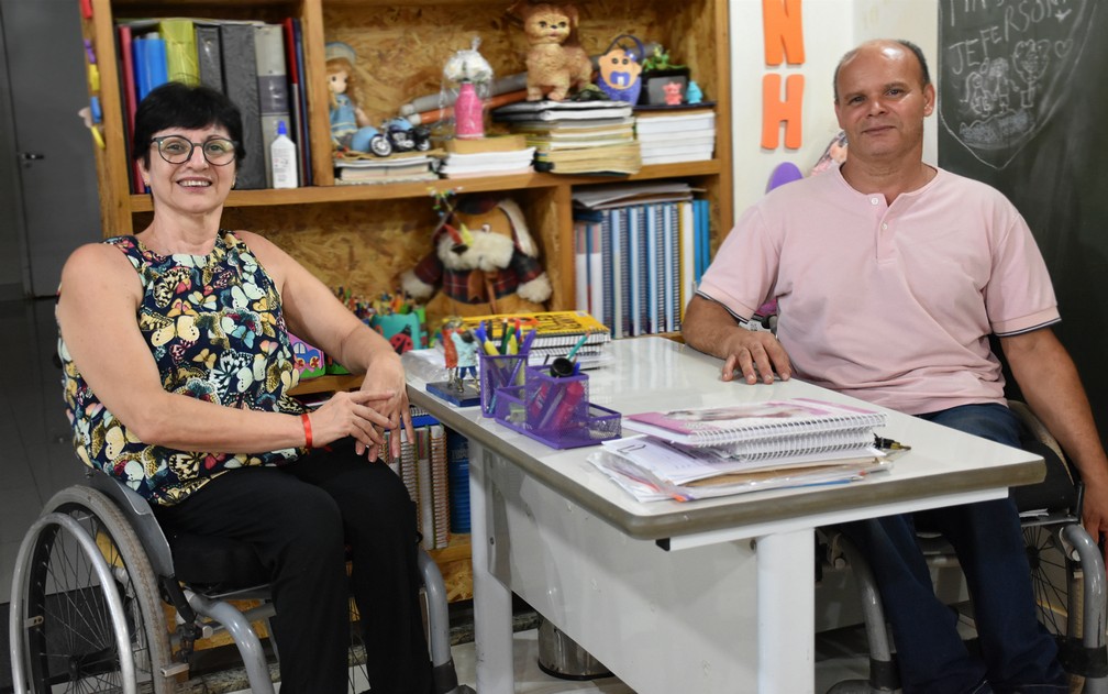 Sônia Soranzo e Jeferson Andrade improvisaram sala de aula dentro da garagem em Ribeirão Preto (SP) — Foto: Pedro Martins/G1
