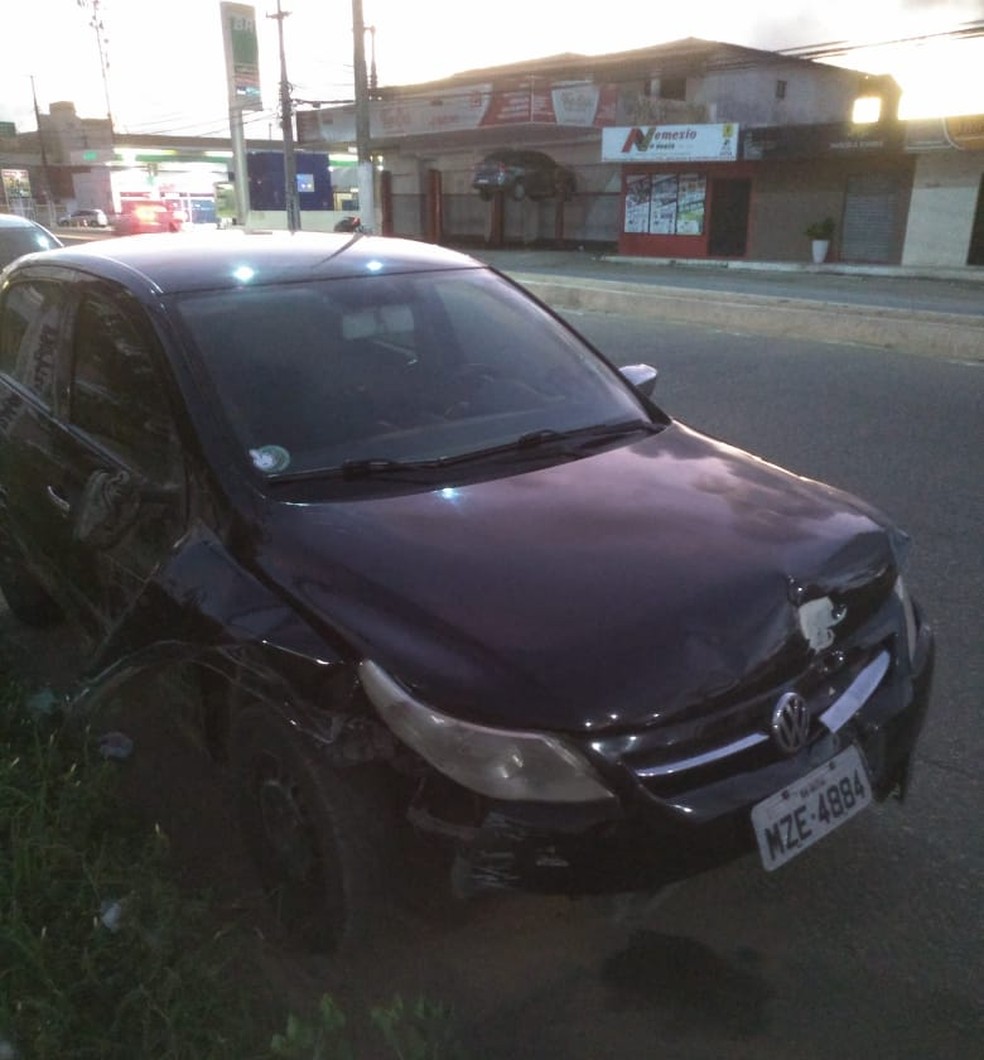 Carro roubado pelos criminosos na madrugada deste s&aacute;bado (11) foi recuperado por policiais militares &mdash; Foto: Divulga&ccedil;&atilde;o/Pol&iacute;cia Militar