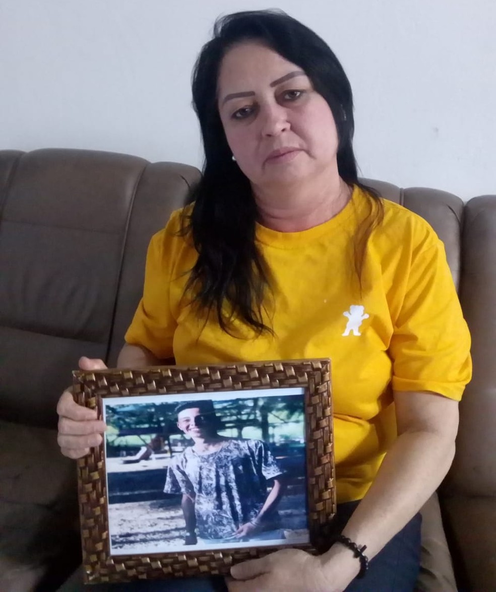 Lucia Oliveira ainda veste a camiseta do filho, que morreu com Covid-19 em Jundiaí (SP) — Foto: Arquivo pessoal