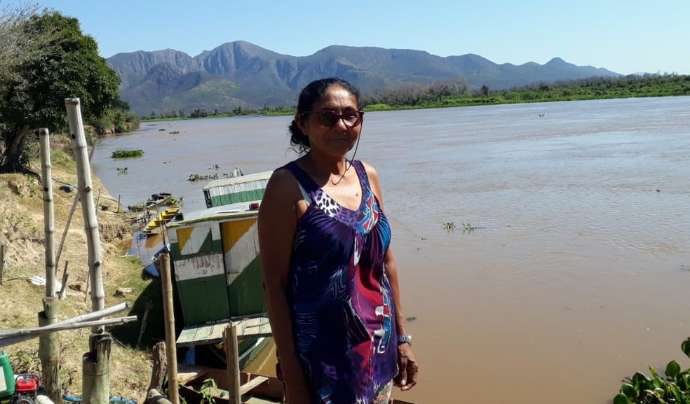 Leonilda mostra como nÃ­vel do rio Paraguai jÃ¡ estÃ¡ baixo esse ano; o local em que ela estÃ¡ na foto, nas margens do rio em Barra do SÃ£o LourenÃ§o jÃ¡ estaria alagado em uma situaÃ§Ã£o normal nesta Ã©poca do ano    â Foto: Leonilda Ares/DivulgaÃ§Ã£o