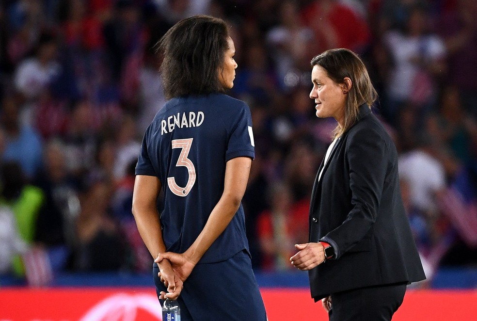 Wendie Renard e Corinne Diacre: crise terminou com saída da capitã e demissão da treinadora — Foto: FRANCK FIFE / AFP