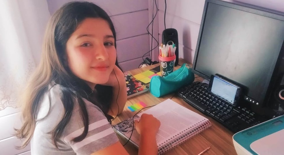 Pietra, de 11 anos, estuda sobre escrivaninha que ela mesma comprou com as economias feitas em 2019. — Foto: Arquivo Pessoal