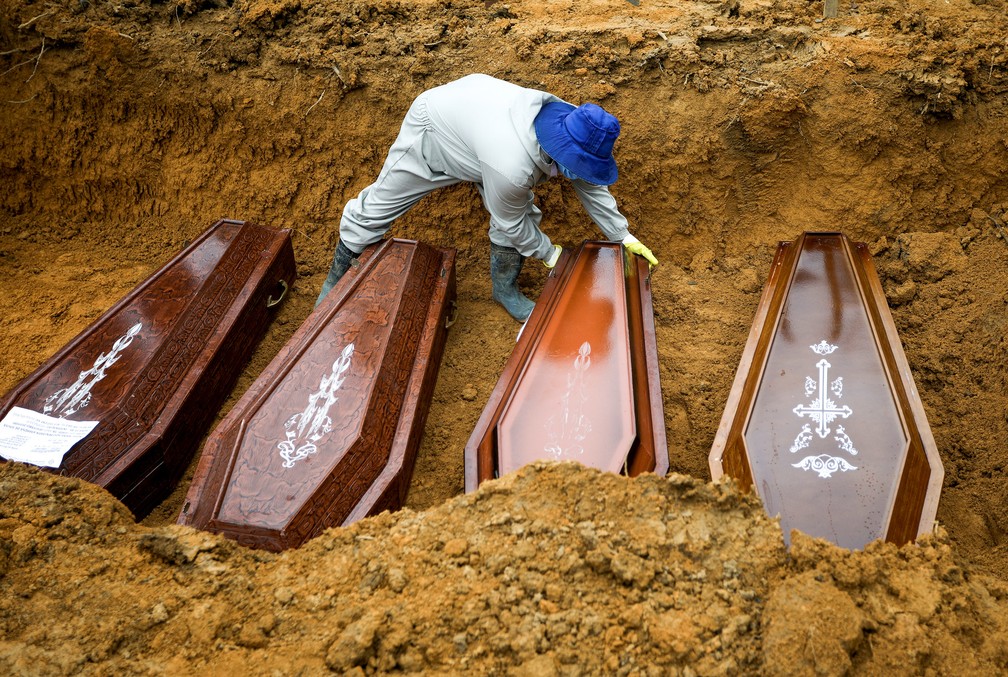 13 de maio - Enterro em Manaus durante pandemia de coronavírus — Foto: Bruno Kelly/Reuters