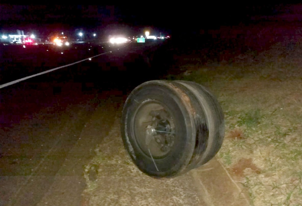 Rodas do caminhão que se soltaram  do eixo ficaram no acostamento da SP-270 — Foto: The Brothers/Divulgação