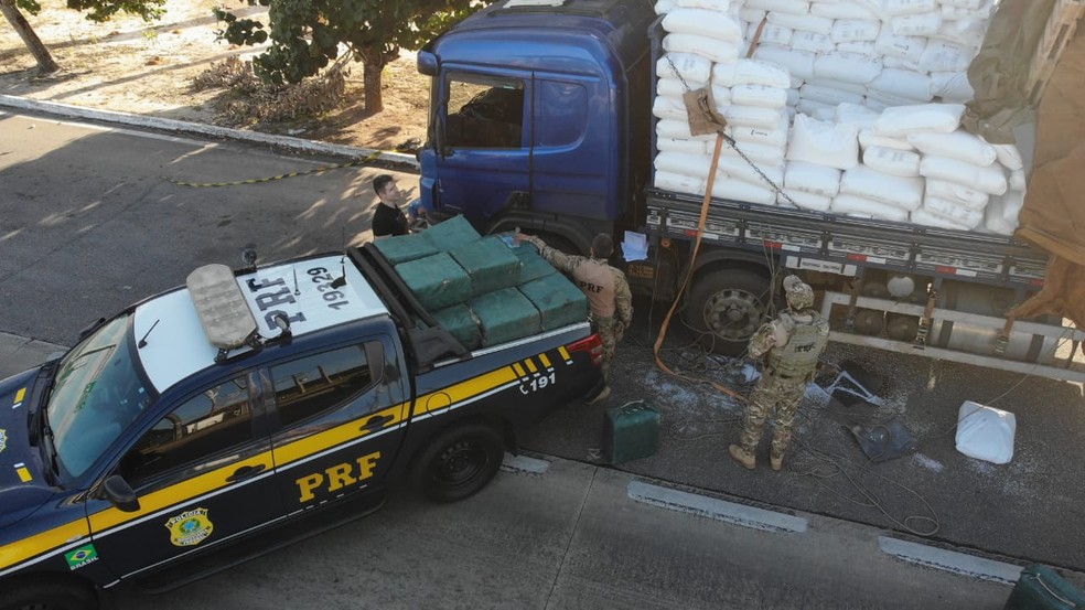 Droga retirada de caminh&atilde;o em S&atilde;o Jos&eacute; de Mipibu, na Grande Natal &mdash; Foto: PRF/Divulga&ccedil;&atilde;o