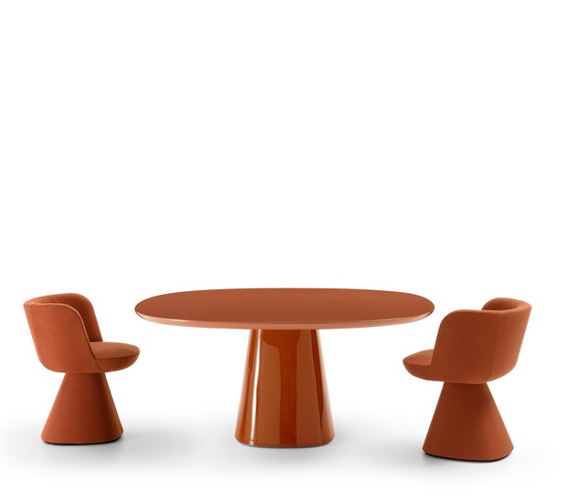 O glamour dos anos 1960 é reverenciado com a mesa Allure O' e as poltronas Flare O', criações de Monica Armani para a B&B Italia (Foto: DivulgaçãoB&B Italia)