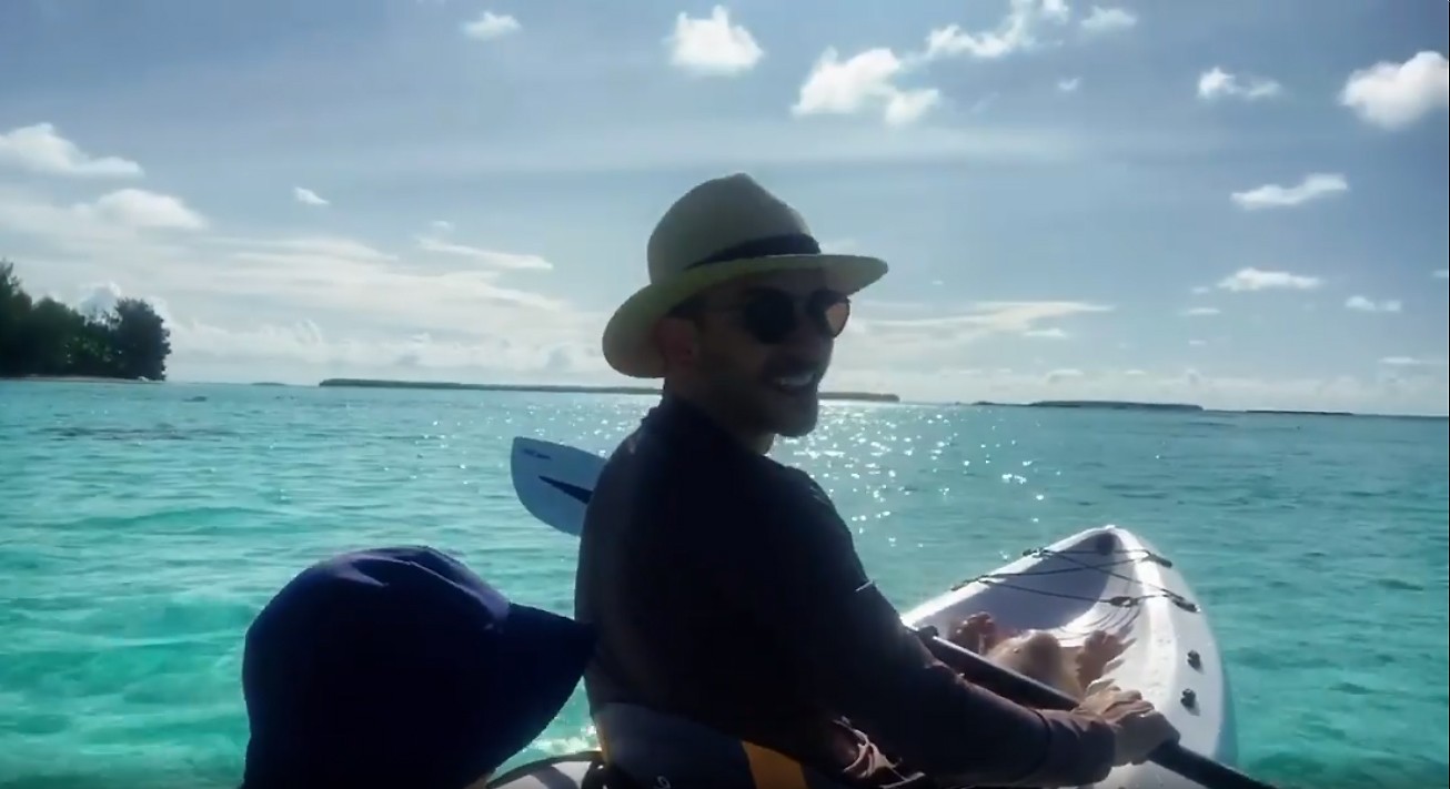 Júnior Lima fica com medo de tubarão em viagem à Polinésia Francesa (Foto: Reprodução/Instagram @monicabenini)