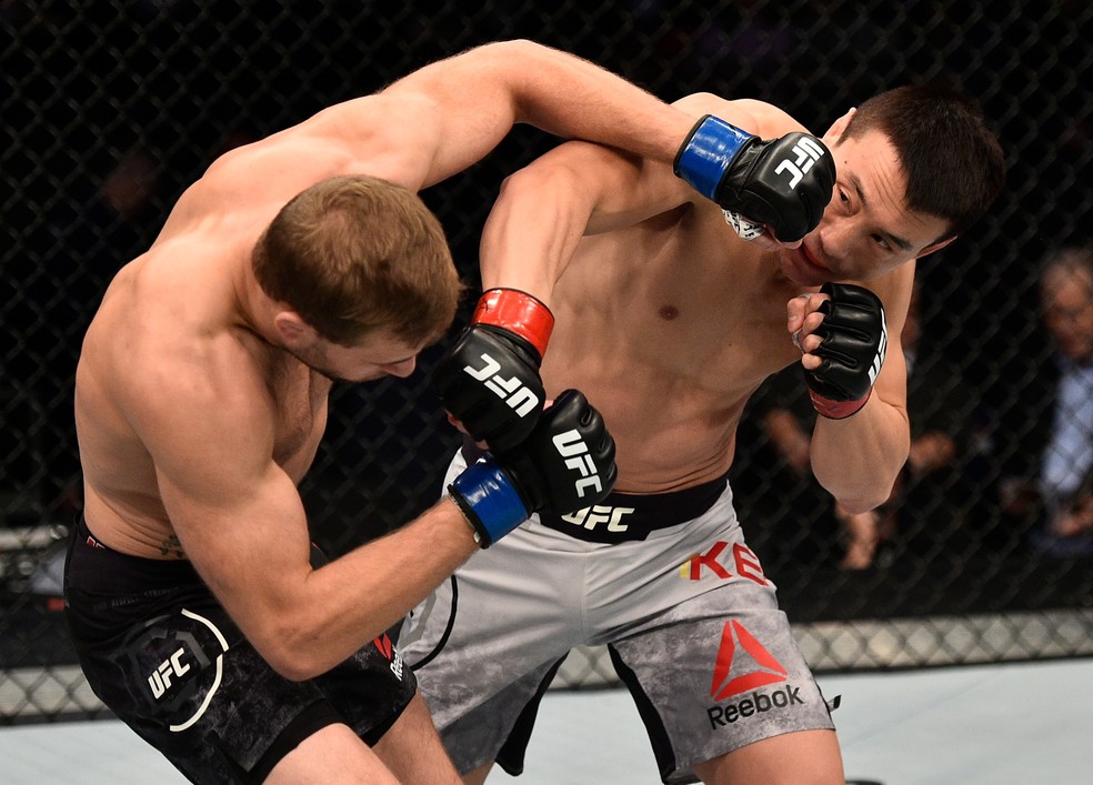 Kenan Song acerta o golpe que derrubou o americano Bobby Nash no UFC China (Foto: Getty Images)
