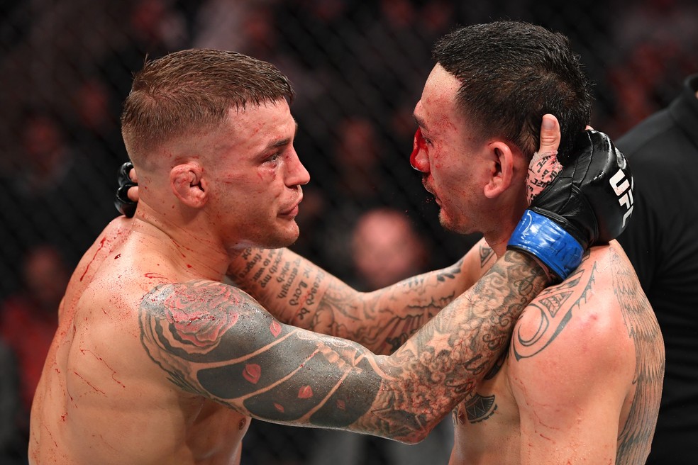 Max Holloway e Dustin Poirier se cumprimentam apÃ³s a luta principal do UFC 236 â?? Foto: Getty Images