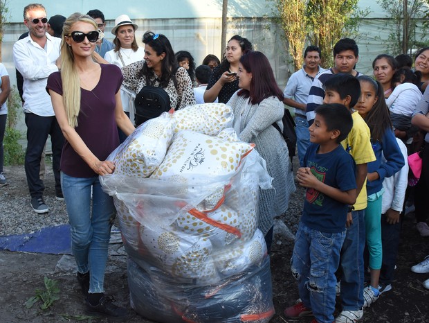 Paris Hilton visitando cidade afetada pelo terremoto no Méxio em novembro de 2018 (Foto: The Grosby Group)