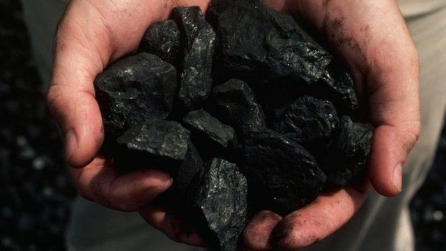 Empresas estão sendo cobradas para eliminar combustíveis fósseis, como carvão, de sua cadeia produtiva (Foto: GETTY IMAGES via BBC NEWS)