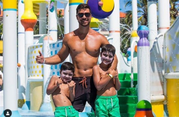 Juliana Paes posta foto do marido e dos filhos (Foto: Reprodução / Instagram)