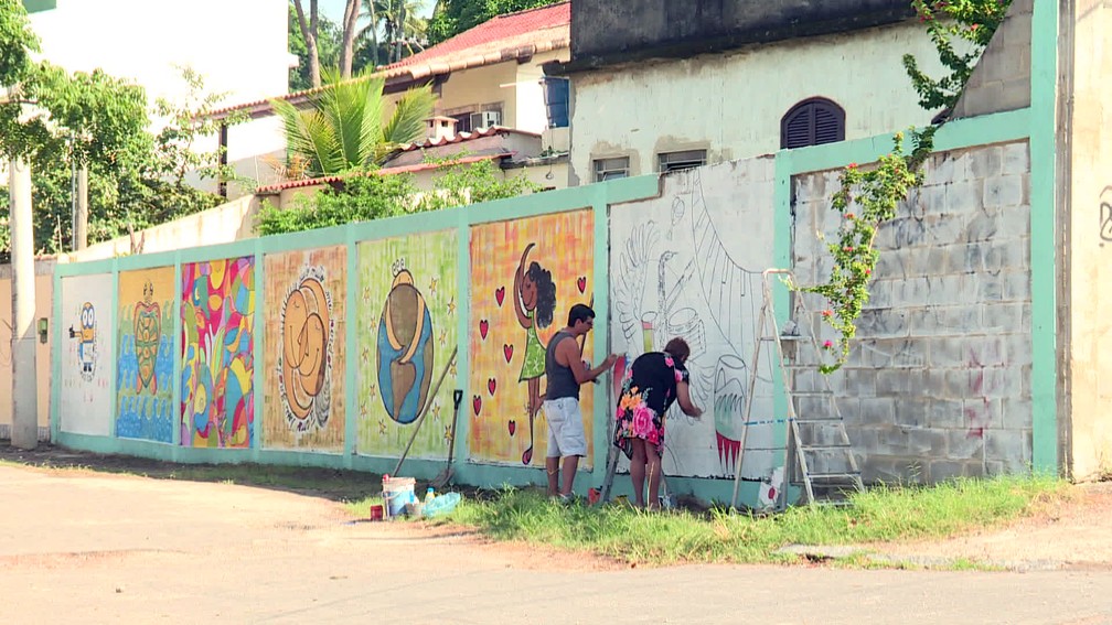 Moradores de Guaratiba limpam rua e pintam muro com arte â€” Foto: ReproduÃ§Ã£o/TV Globo