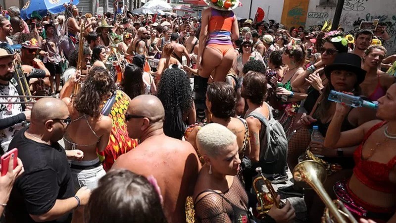 Aglomerações que aconteceram no carnaval não resultaram em aumento significativo de casos de covid no Brasil até o momento (Foto: GETTY IMAGES via BBC News Brasil)