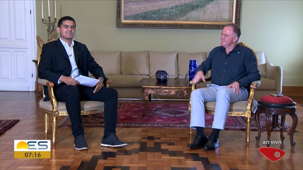Repórter Kaique Dias entrevista o governador Renato Casagrande — Foto: Reprodução/TV Gazeta