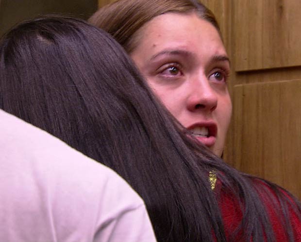 Tamires e Amanda se emocionam na despedida (Foto: TV Globo)