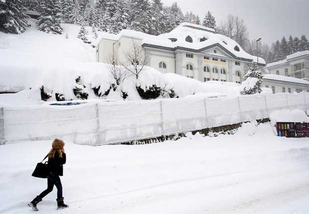 Mulher caminha em frente ao Belvedere Hotel, dois dias antes do início de Davos. Fórum Econômico Mundial irá reunir empresários, chefes de estado e empreendedores na Suíça (Foto:  EFE/EPA/LAURENT GILLIERON)