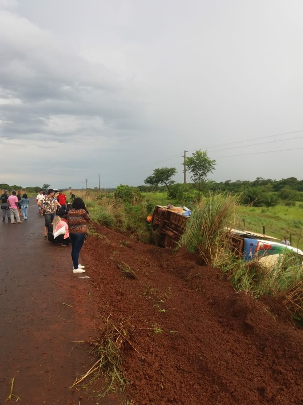 Segundo a Polícia Militar, alguns passageiros tiveram ferimentos e foram socorridos — Foto: Polícia Militar de Várzea Grande