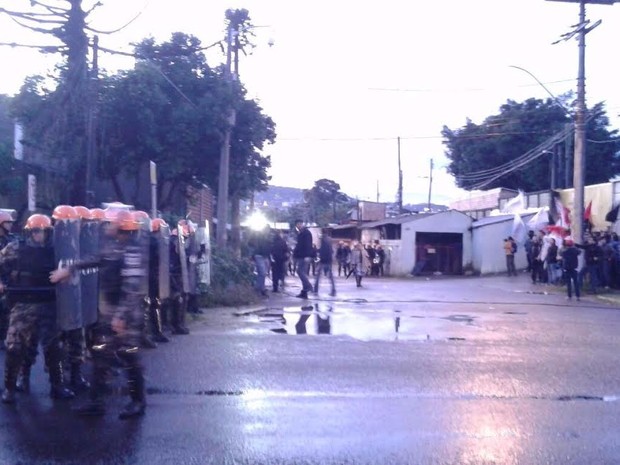 Policiais tentam negociar com manifestantes para liberar garagem da Carris (Foto: Divulgação/Brigada Militar)