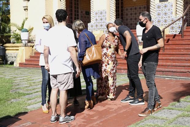 Familiares chegam para o velório de Fernando Vanucci (Foto: Roberto Filho / Brazil News)