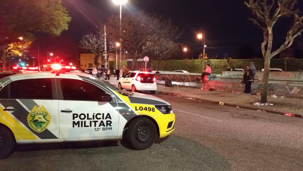 Homem desceu de carro e atirou várias vezes contra o jovem, que morreu no local — Foto: Tony Mattoso/RPC