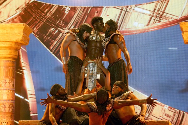 O beijo do rapper Lil Nas X em seu dançarino durante apresentação no BET Awards 2021 (Foto: Getty Images)