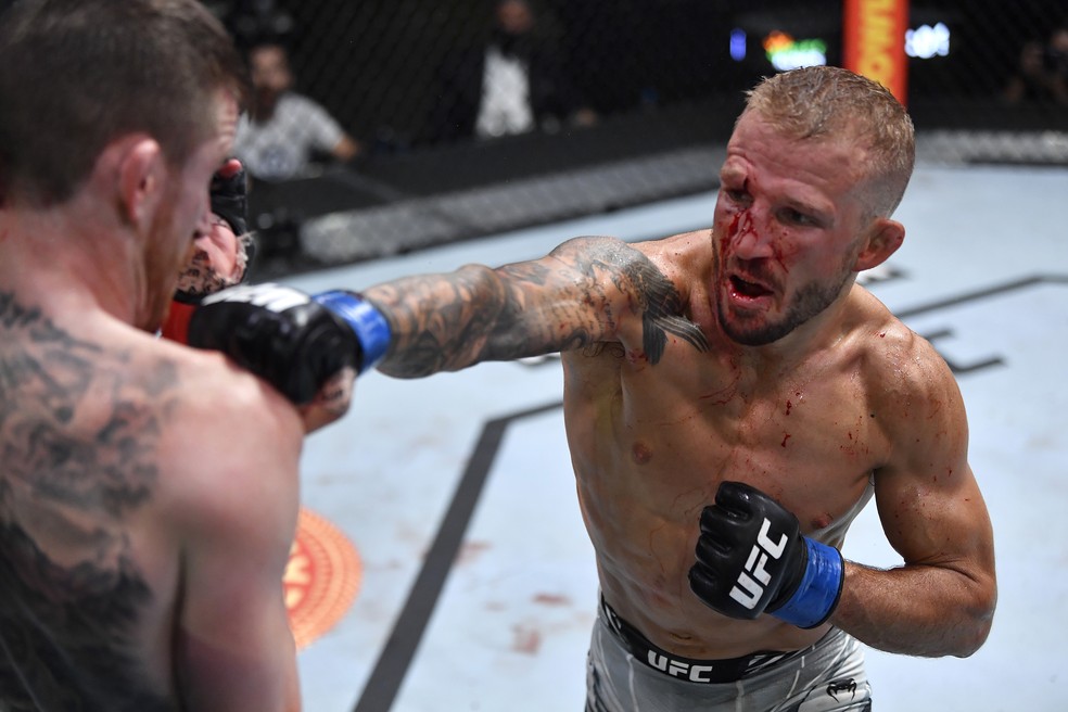 TJ Dillashaw venceu Cory Sandhagen por decisão dividida (48-47, 47-48 e 48-47) — Foto: Getty Images