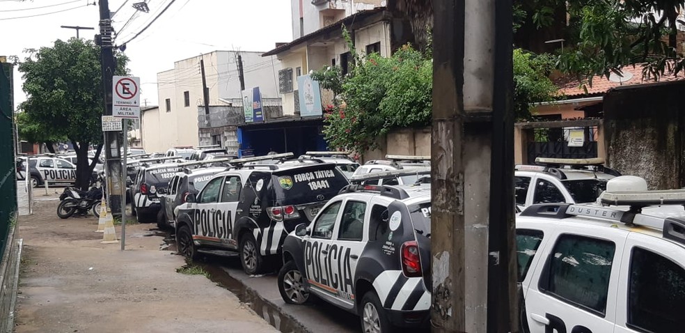 Carros da polícia amanheceram no meio da rua em frente ao 18º Batalhão, no Bairro Antônio Bezerra, em Fortaleza — Foto: Leabem Monteiro/SVM